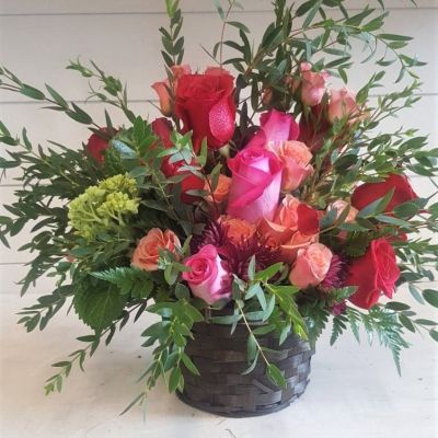 Send her a fairytale before the clock strikes midnight, no glass slippers required. Make your dreams come true with this lovely display of roses.